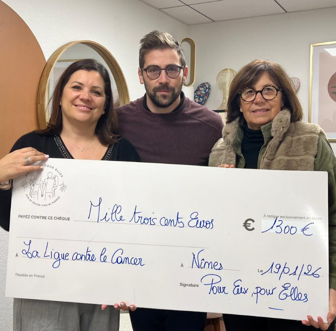 L'association Pour euxc pour eux, pour elles qui remettent un chèque de 1300 € à la Ligue contre le Cancer du Gard à la suite des dons récoltés pour octobre rose et movember