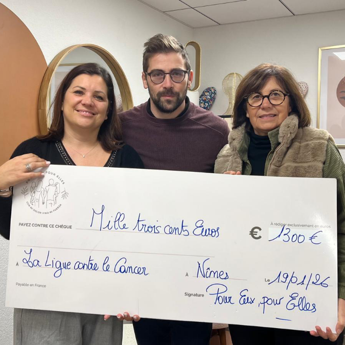 L'association Pour euxc pour eux, pour elles qui remettent un chèque de 1300 € à la Ligue contre le Cancer du Gard à la suite des dons récoltés pour octobre rose et movember
